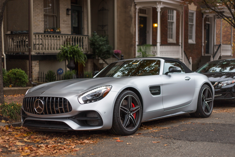 Illustration for article titled The Mercedes-AMG GT C Roadster And Mercedes-Benz 300SL Roadster Both Hail From A Golden Age